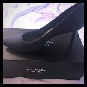 NEW Navy heels by Vera Wang size 8